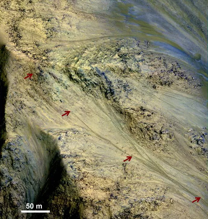 Mars' dim streaks are likely brought about by dry avalanches